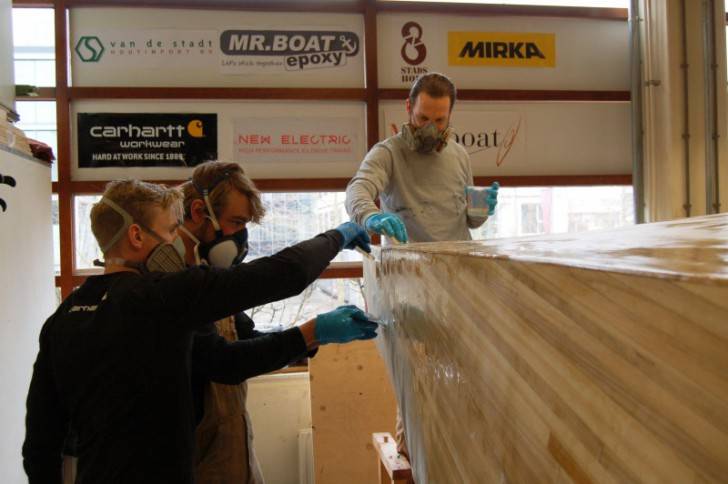 Lamineren met Mr.Boat epoxy en glasweefsel.