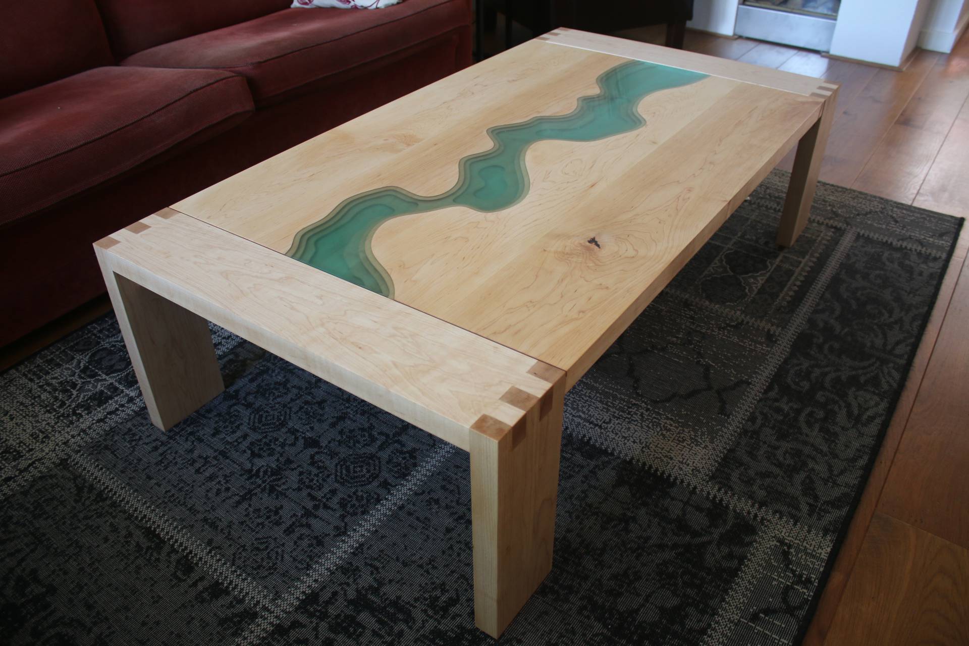 Epoxy river table met transparant pigment