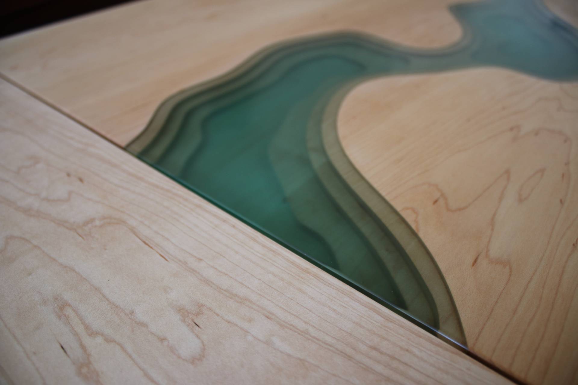 Epoxy river table met transparant pigment