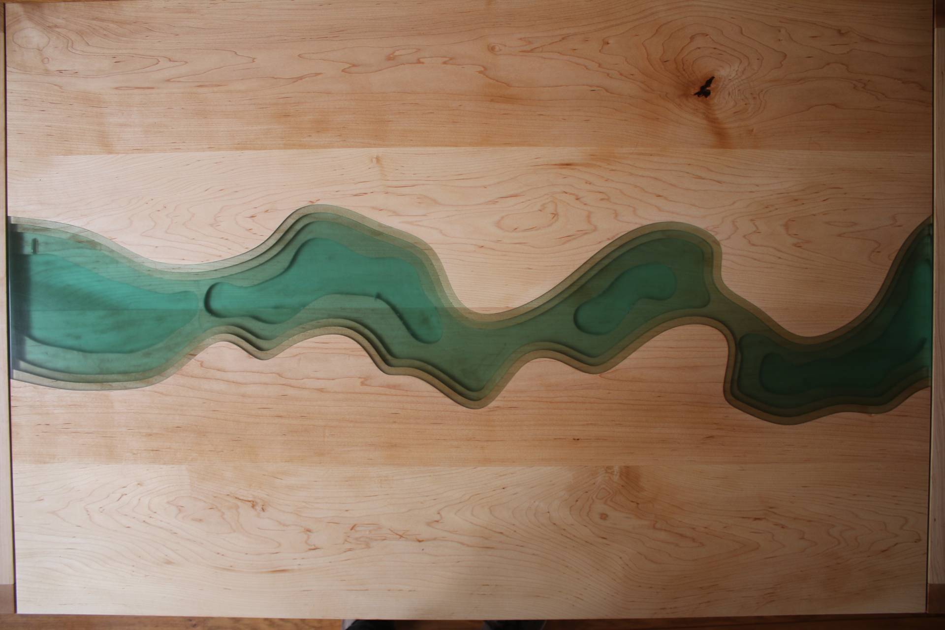 Epoxy river table met transparant pigment