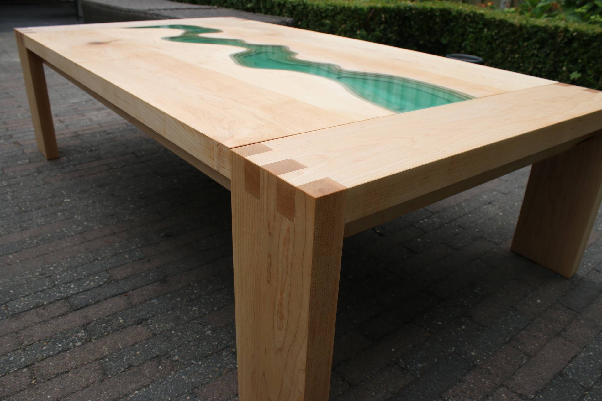 Epoxy river table met transparant pigment