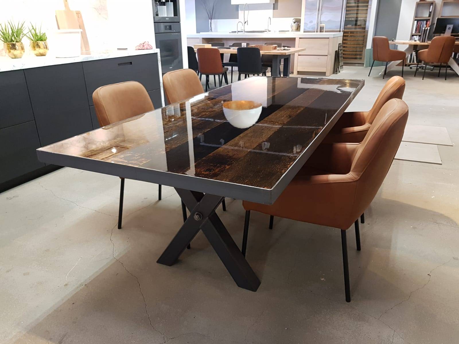 Tafel van wagondelen met gietepoxy