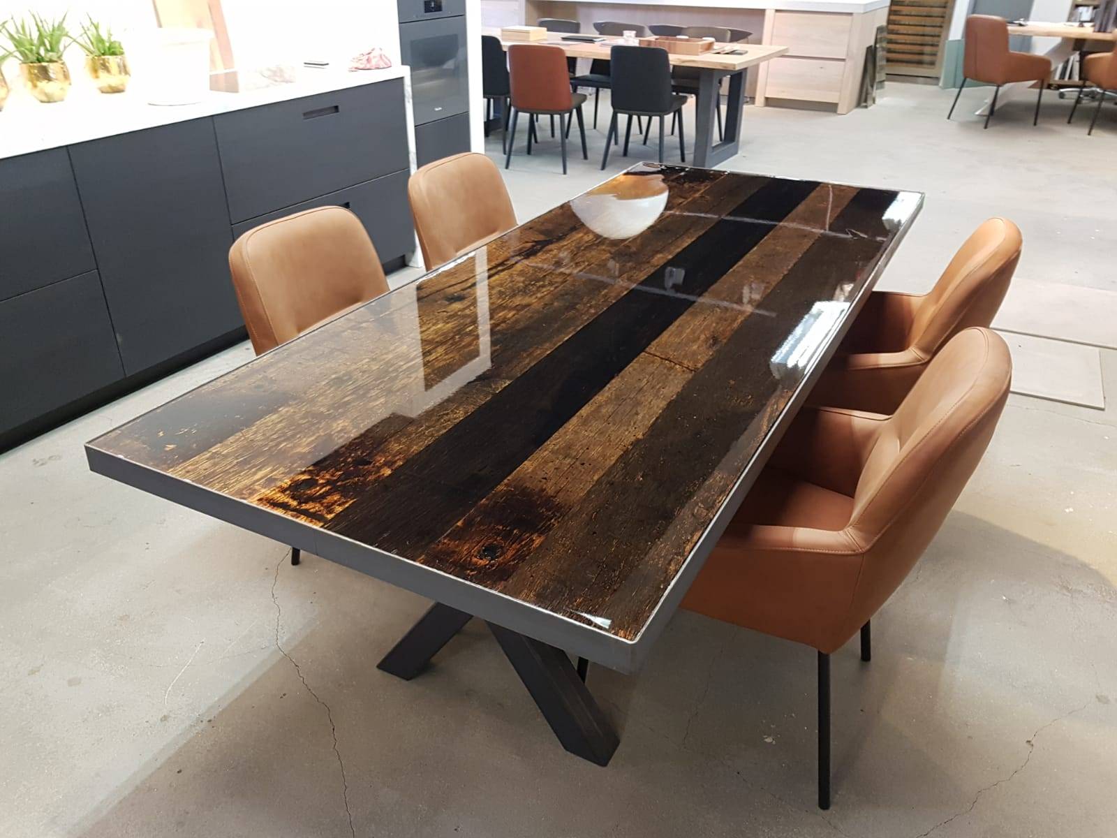 Tafel van wagondelen met gietepoxy