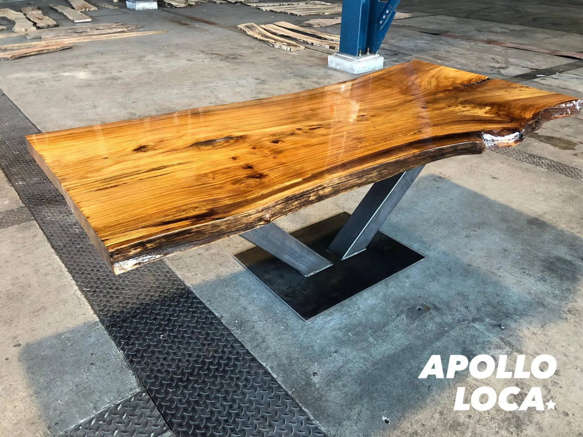 Apollo Loca: epoxy tables