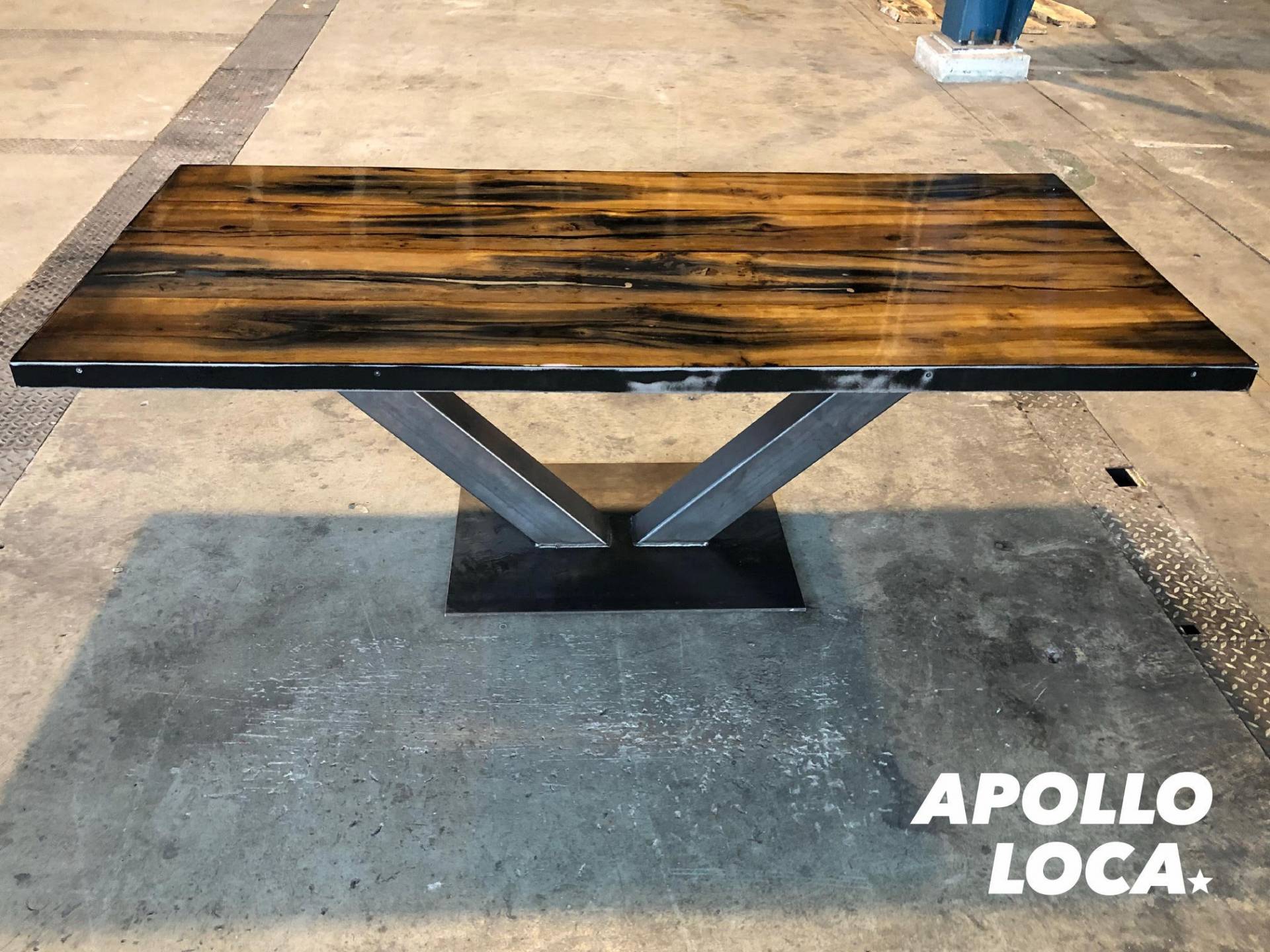 Apollo Loca: epoxy tables