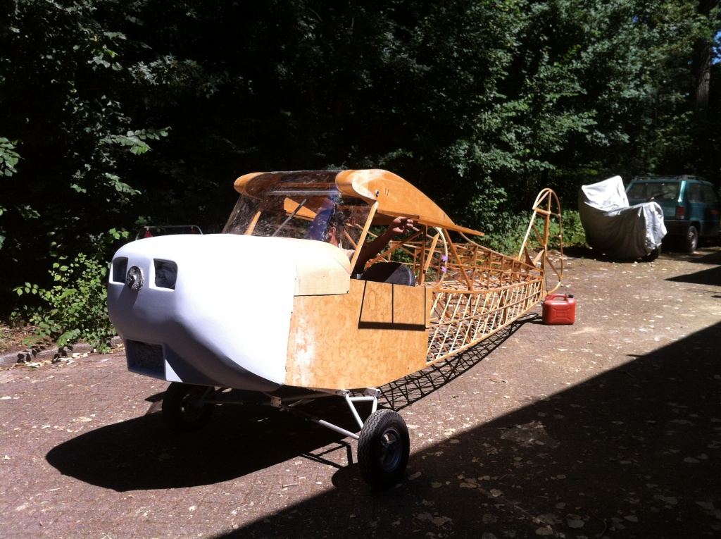 Vliegtuig in hout en epoxy