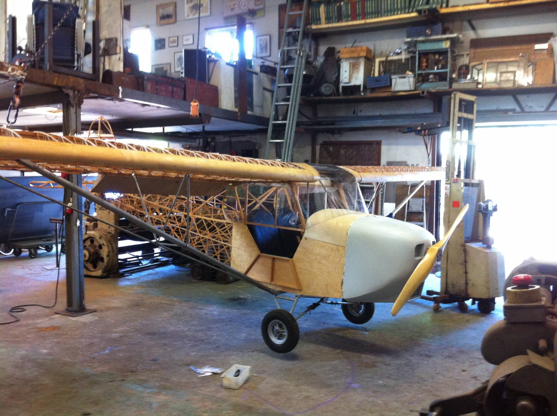 Vliegtuig in hout en epoxy