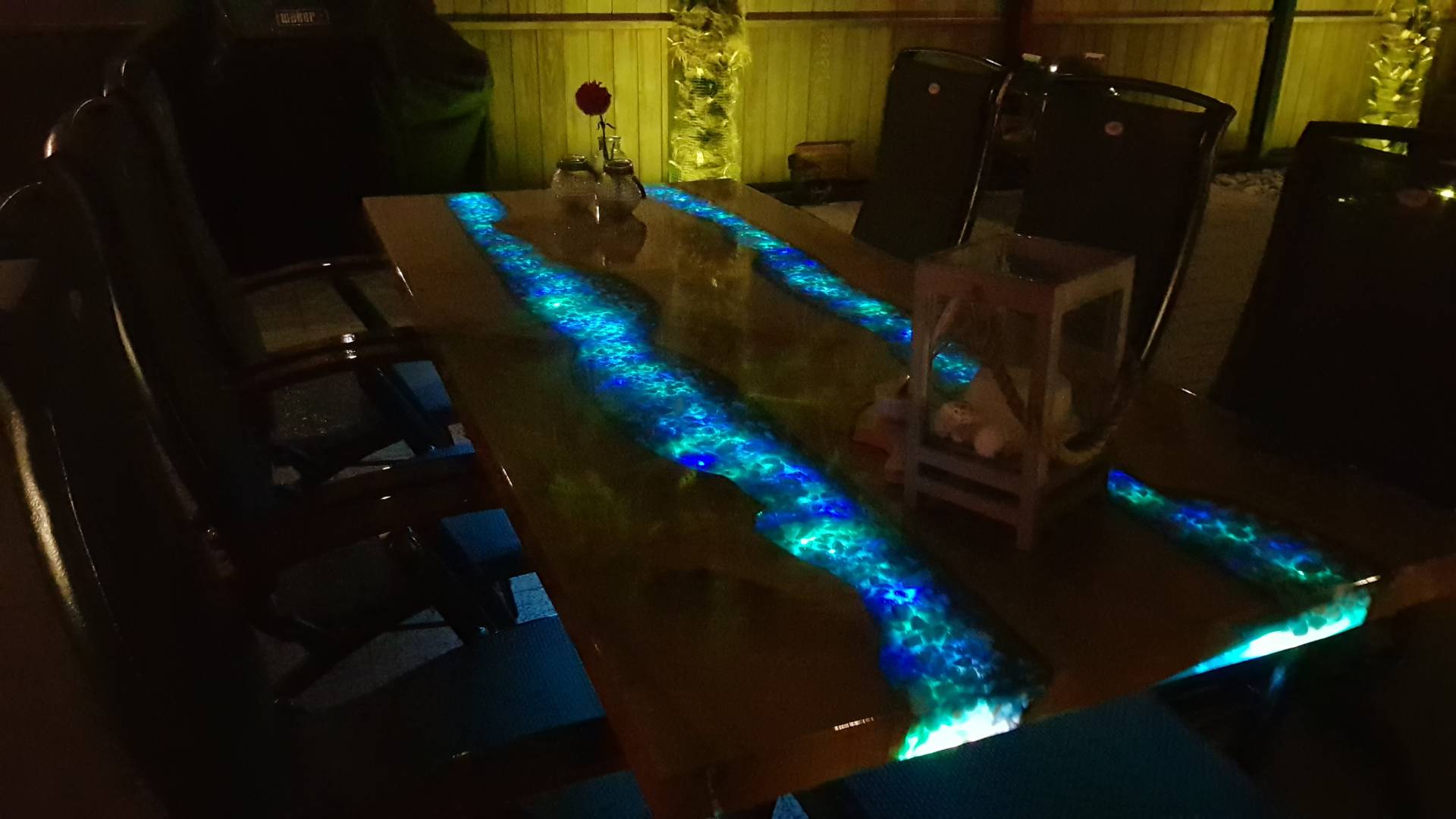 De tafel met verlichting aan