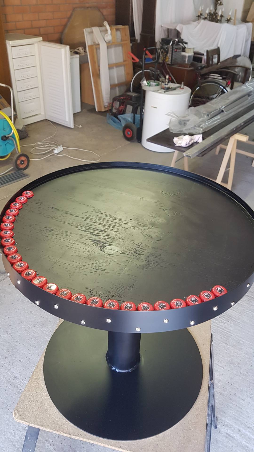 Opvullen van de tafel met doppen