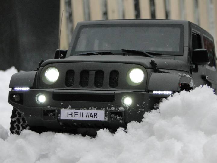 Herman Nijhof: Landrover Defender Kahn editions in de sneeuw