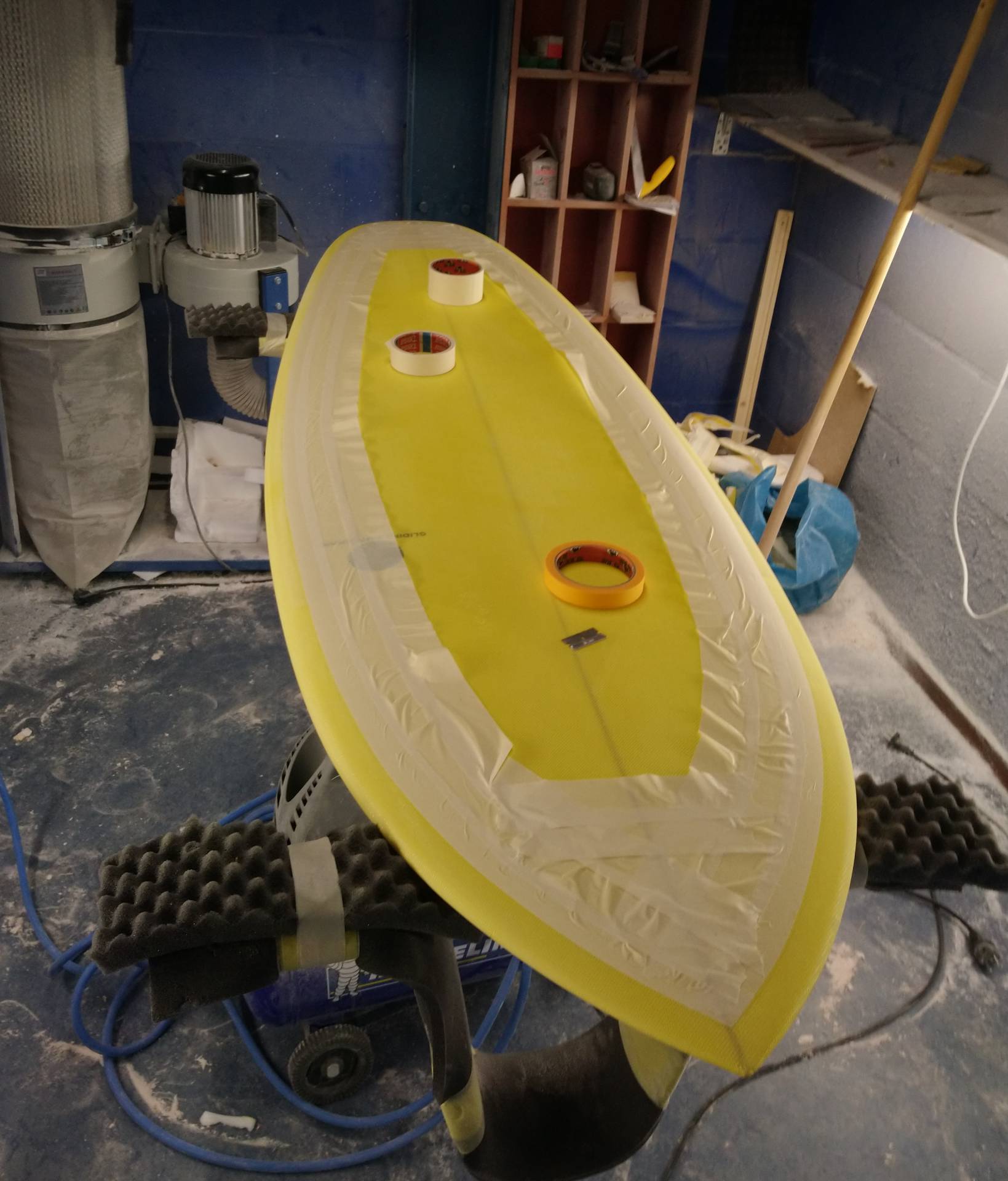 surfboard met epoxy en glasweefsel