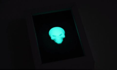 Het ingieten van glow in the dark epoxy objecten