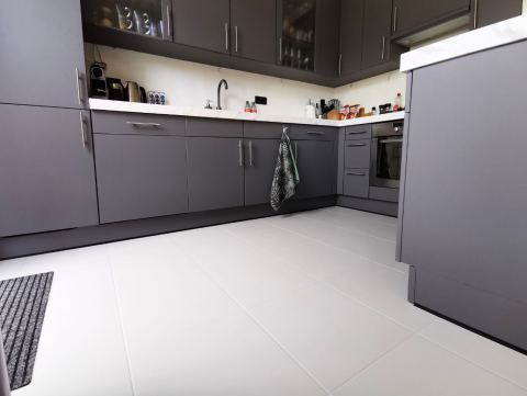 Epoxy vloercoating op tegelvloer