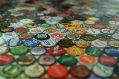 Ruben Noë: Bierdoppenvloer met gietepoxy